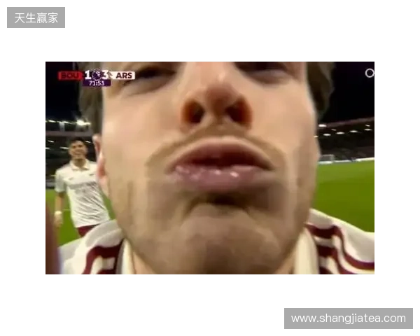 小雷:摄像机都是口水,得管你收费了!赖斯:只是轻吻了一下😂 小雷:摄像机都是口水,得管你收费了!赖斯:只是轻吻了一下😂