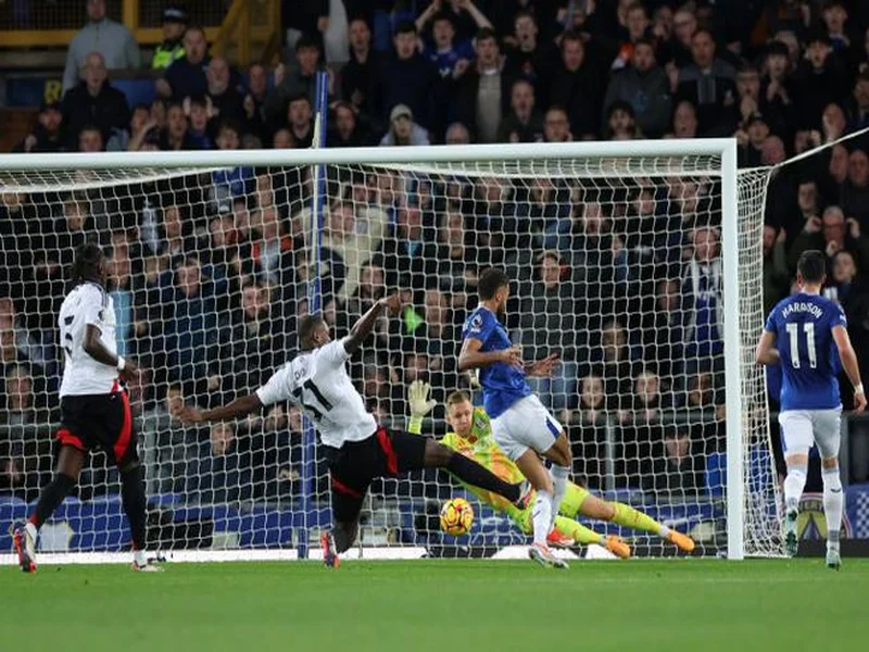 富勒姆2-2利物浦全场数据：控球率46开，射门8-10，射正2-2